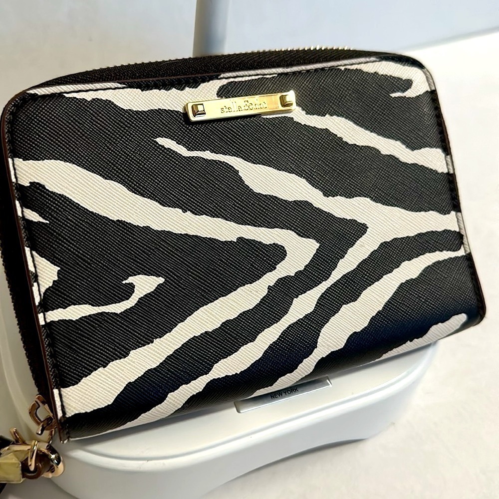 Stella & Dot The Chelsea Zip Zebra Printed Faux Leather Wallet/ WRISTLET - Picture 3 of 13